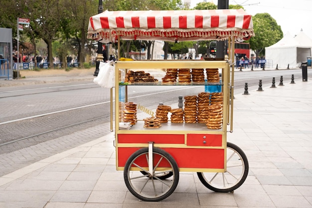 Simit di vendita di fast food di strada a Istanbul Turchia all'aperto Concetto di bagel turchi