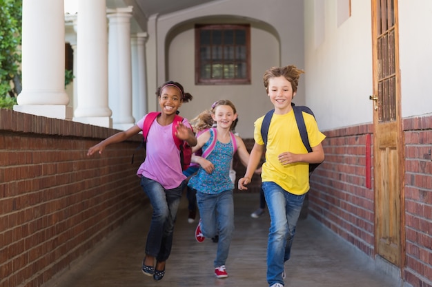 Simpatici allievi che corrono lungo il corridoio