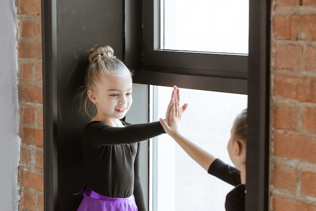 Simpatici ballerini per bambini in studio di danza