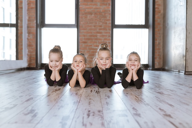 Simpatici ballerini per bambini in studio di danza