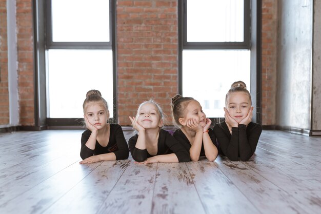 Simpatici ballerini per bambini in studio di danza