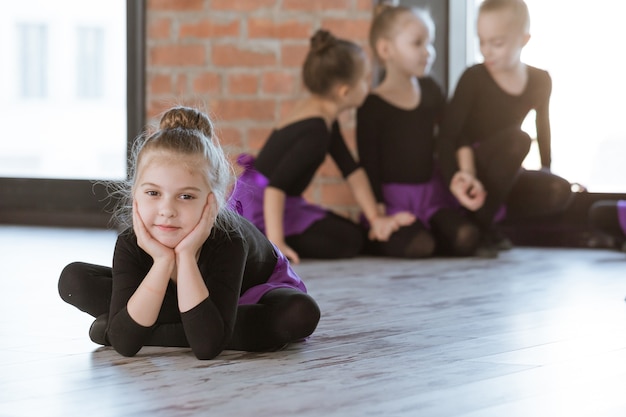 Simpatici ballerini per bambini in studio di danza