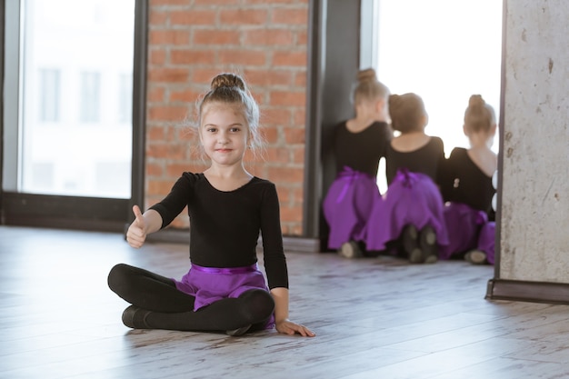 Simpatici ballerini per bambini in studio di danza