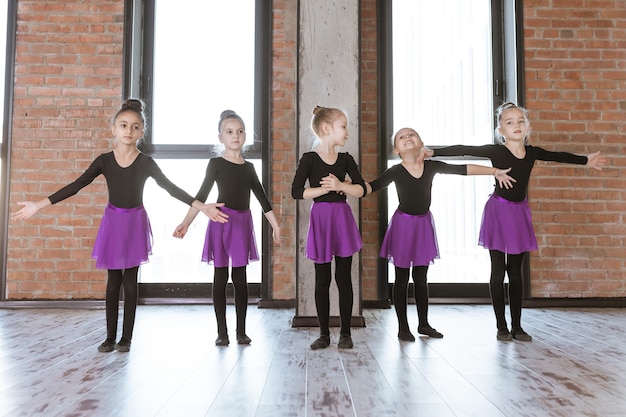 Simpatici ballerini per bambini in studio di danza