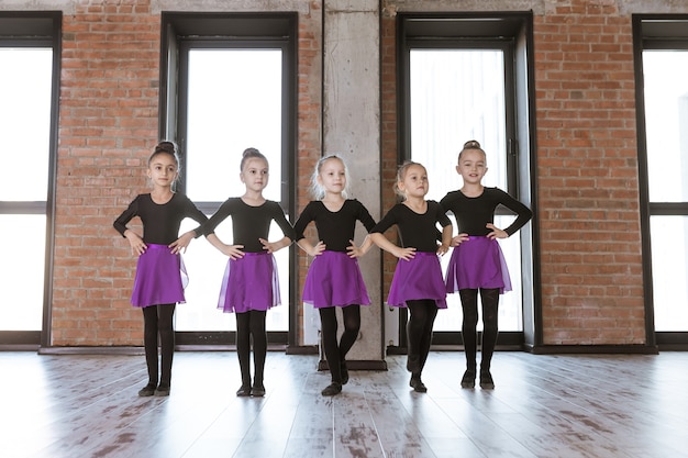 Simpatici ballerini per bambini in studio di danza