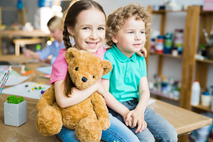 Foto simpatici bambini con orsacchiotto