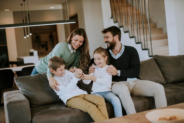 Simpatici fratelli che litigano per il telecomando della TV a casa