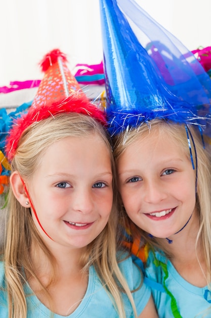 Simpatici gemelli durante la loro festa di compleanno