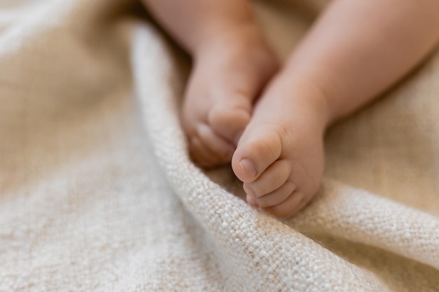 simpatici piedi del bambino su coperta, carta, banner, spazio per testo, salute