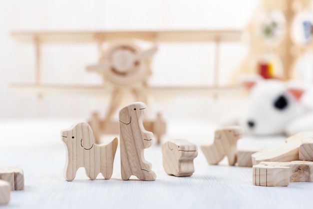 Simpatico animale giocattolo in legno su tavola di legno piccoli giocattoli e profondità di campo ridotta