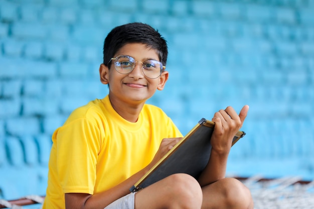 Simpatico bambino indiano che studia a casa