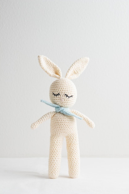 Simpatico coniglietto amigurumi lavorato a mano all'uncinetto