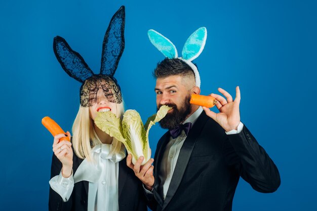 Simpatico coniglietto coppia coniglietto di pasqua vestito felice uovo di pasqua coppia divertente pasqua