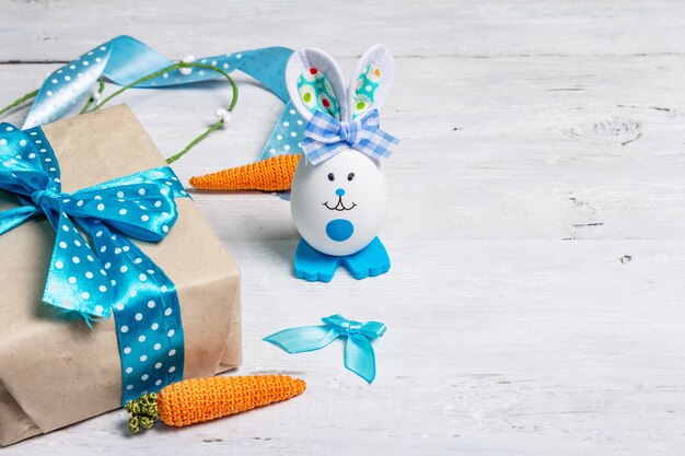 Simpatico coniglio dall'uovo, confezione regalo, decorazioni festive nei toni del blu