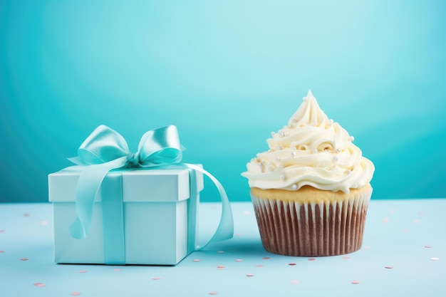 Simpatico cupcake di compleanno e confezione regalo sul tavolo su sfondo pastello, spazio per il testo