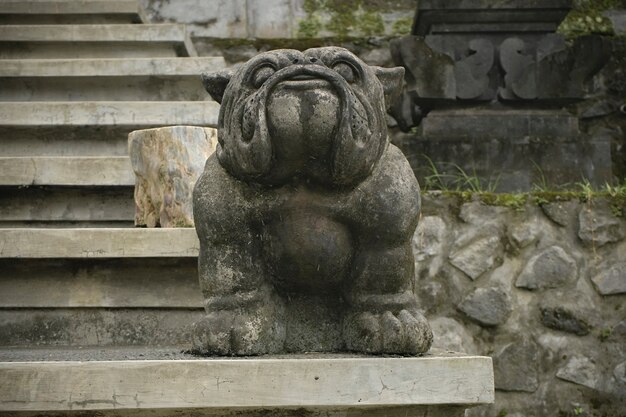 Simpatico e divertente bulldog scultura statua cane guardiano
