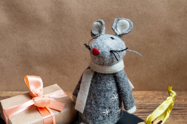 Simpatico giocattolo di ratto grigio con regalo di Capodanno scatola regalo simbolo