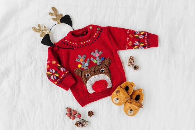 Simpatico maglione natalizio con cervo per bambino. Festa di Natale