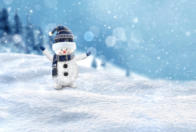 Simpatico pupazzo di neve felice sul paesaggio innevato con spazio di copia. Carta di vacanze di Natale e Capodanno.