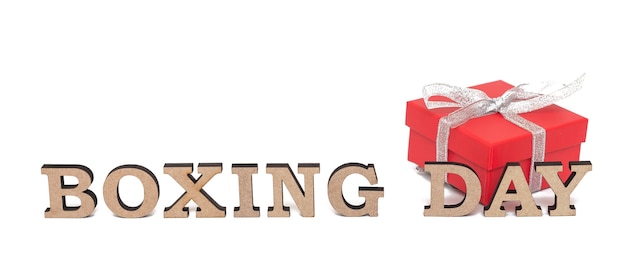 Simpatico regalo boxe rosso con parole BOXING DAY, isolato su bianco