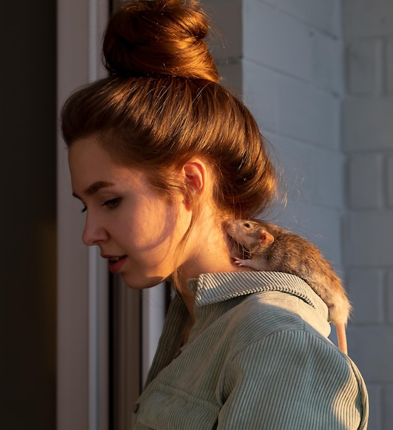 Simpatico topo sulla spalla di una bella ragazza