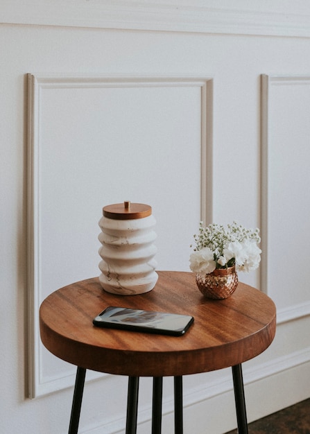 Simpatico vaso per piante in rame su un tavolo di legno