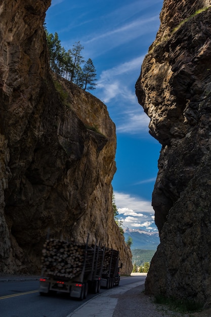 Sinclair Canyon. strada in una stretta gola. Viste panoramiche sulle montagne. Parco Nazionale di Kootenay