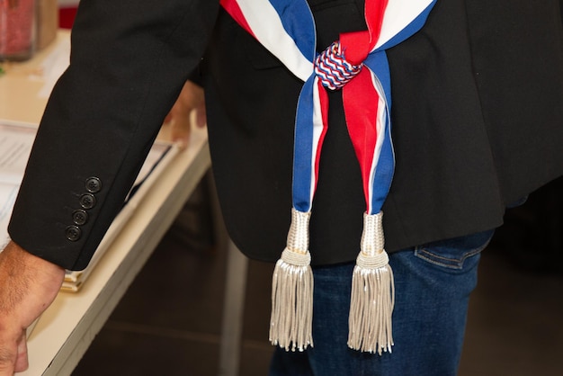 Sindaco uomo con sciarpa tricolore della Francia nel municipio francese