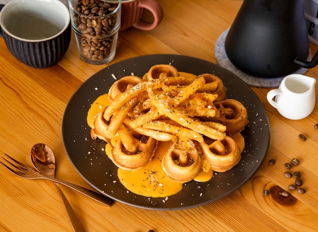 Sinful Cheese Potato Fries Waffle con chicchi di caffè forchetta cucchiaio servito in un piatto isolato sul tavolo in legno vista dall'alto del cibo taiwan