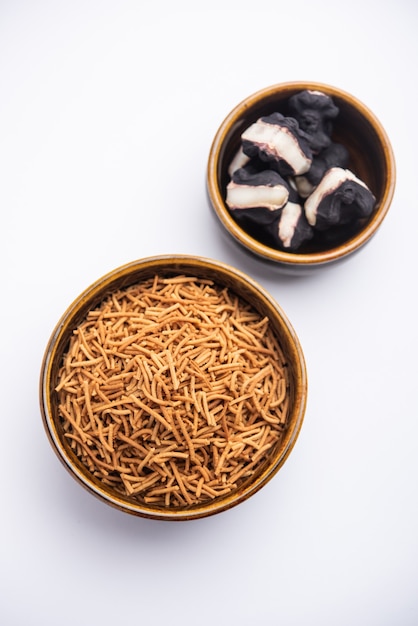 Singada o singhara sev di aglio, Namkeen shev un cibo vrat realizzato con castagne d'acqua servito in una ciotola