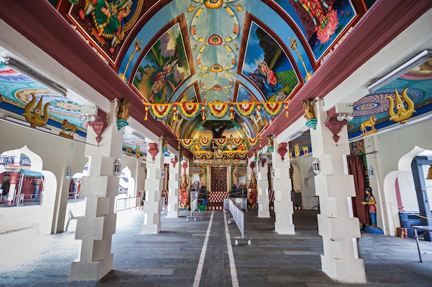 SINGAPORE - 16 OTTOBRE 2014: Il tempio di Sri Mariamman è il tempio indù più antico di Singapore.