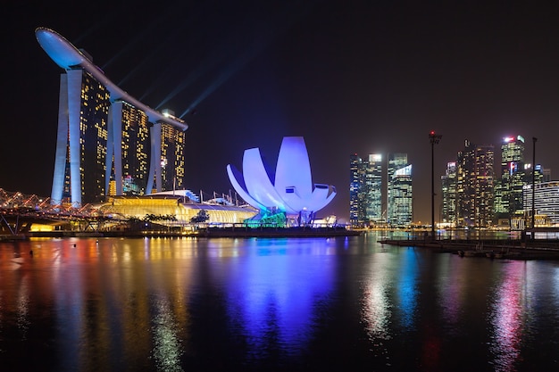 SINGAPORE - 16 ottobre 2014: Marina Bay Sands Hotel e ArtScience Museum di notte.