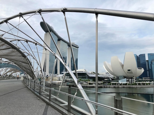 Singapore 3 luglio 2022 Vista nuvolosa sulle sabbie di Marina Bay e sul ponte Helix nel punto di riferimento di Singapore