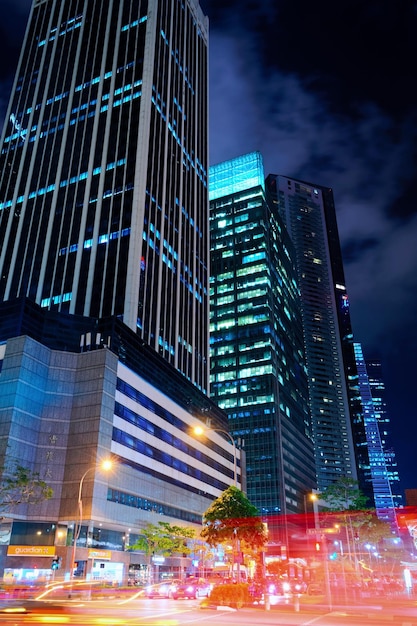 Singapore, Singapore - 1 marzo 2016: Raffles Quay Street e Singapore Stock Exchange Building la sera a Singapore