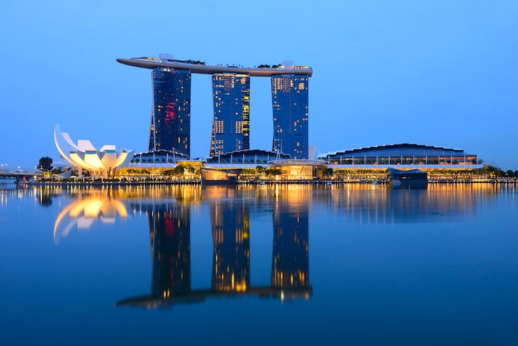 Foto singapore, singapore - 19 maggio 2016: marina bay sands in costruzione, skyline della città al n