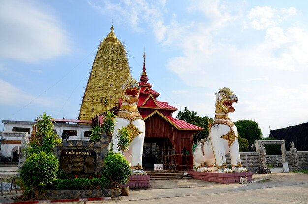 Singha a Chedi Buddhakhaya posizione vicino a Wat Wang Wiwekaram o Wat Mon è un simbolo di Sangkhlaburi il 3 dicembre 2015 a Kanchanaburi Thailandia