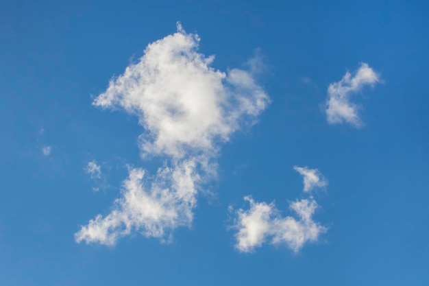 Singola bella nuvola nel cielo blu