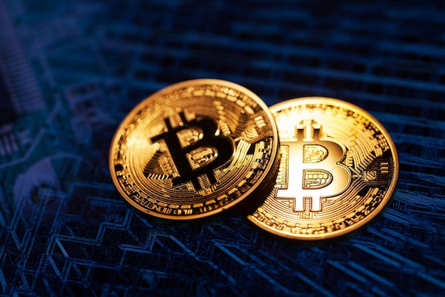 Singola moneta o icona bitcoin in piedi nitidamente su una superficie riflettente