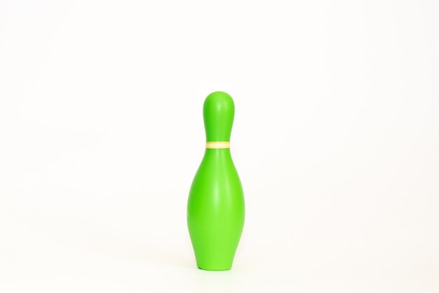 Singolo birillo di plastica di bowling giocattolo isolato su uno sfondo bianco
