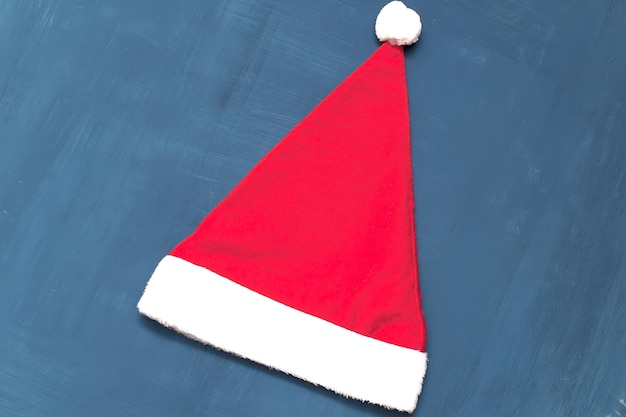 Singolo cappello rosso di Babbo Natale isolato su sfondo bianco