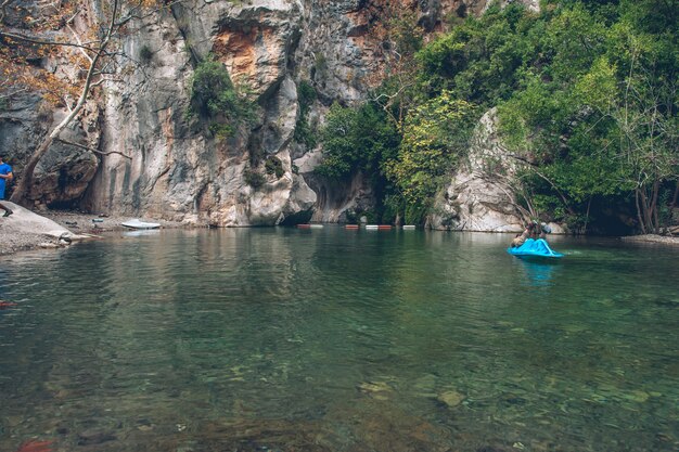 Singolo kayak nel canyon