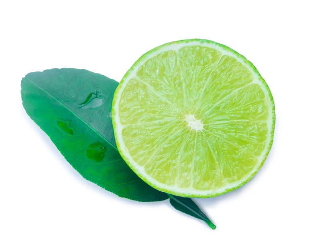Singolo mezzo limone verde con foglia isolata su sfondo bianco con tracciato di ritaglio