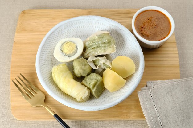 Siomay Bandung Shumay o gnocchi al vapore con tofu di patate all'uovo sodo e involtino di cavolo cappuccio