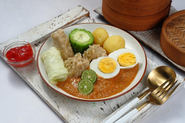 siomay o Somai, ravioli indonesiani di pesce al vapore con verdure serviti in salsa di arachidi.