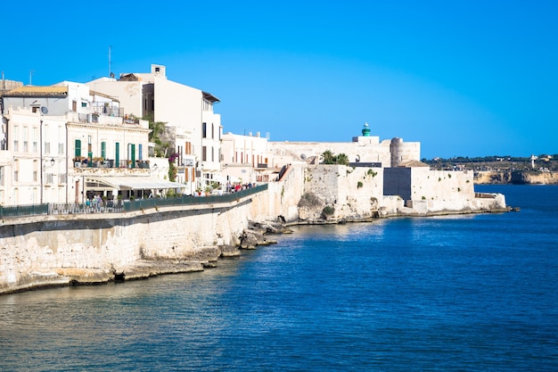 SIRACUSA, ITALIA - 18 MAGGIO 2018: Vista della zona di Ortigia, centro di Siracusa, Sicilia, all'inizio della stagione estiva