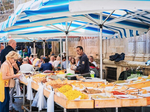 Siracusa, Italia - 28 settembre 2017: Persone nel mercato a Siracusa, Sicilia, Italia