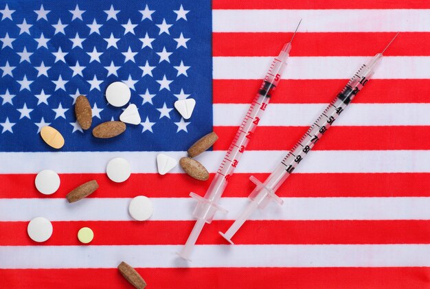 Siringa e pillole con la bandiera degli Stati Uniti d'America. Vaccinazione