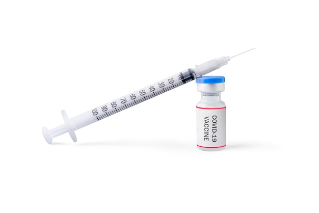 Siringa e vaccini covid 19 isolati su sfondo bianco