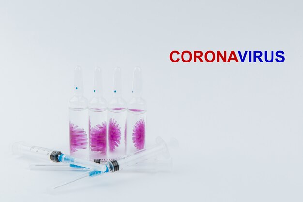 Siringhe e fiale con un vaccino contro il virus covid-19.