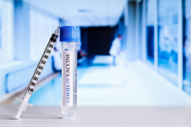 Siringhe fiale vaccino covid su un banco di laboratorio combattono la pandemia di coronavirus sarscov coronavi...